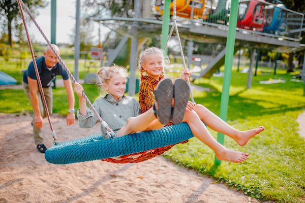 Kinderen op de schommel